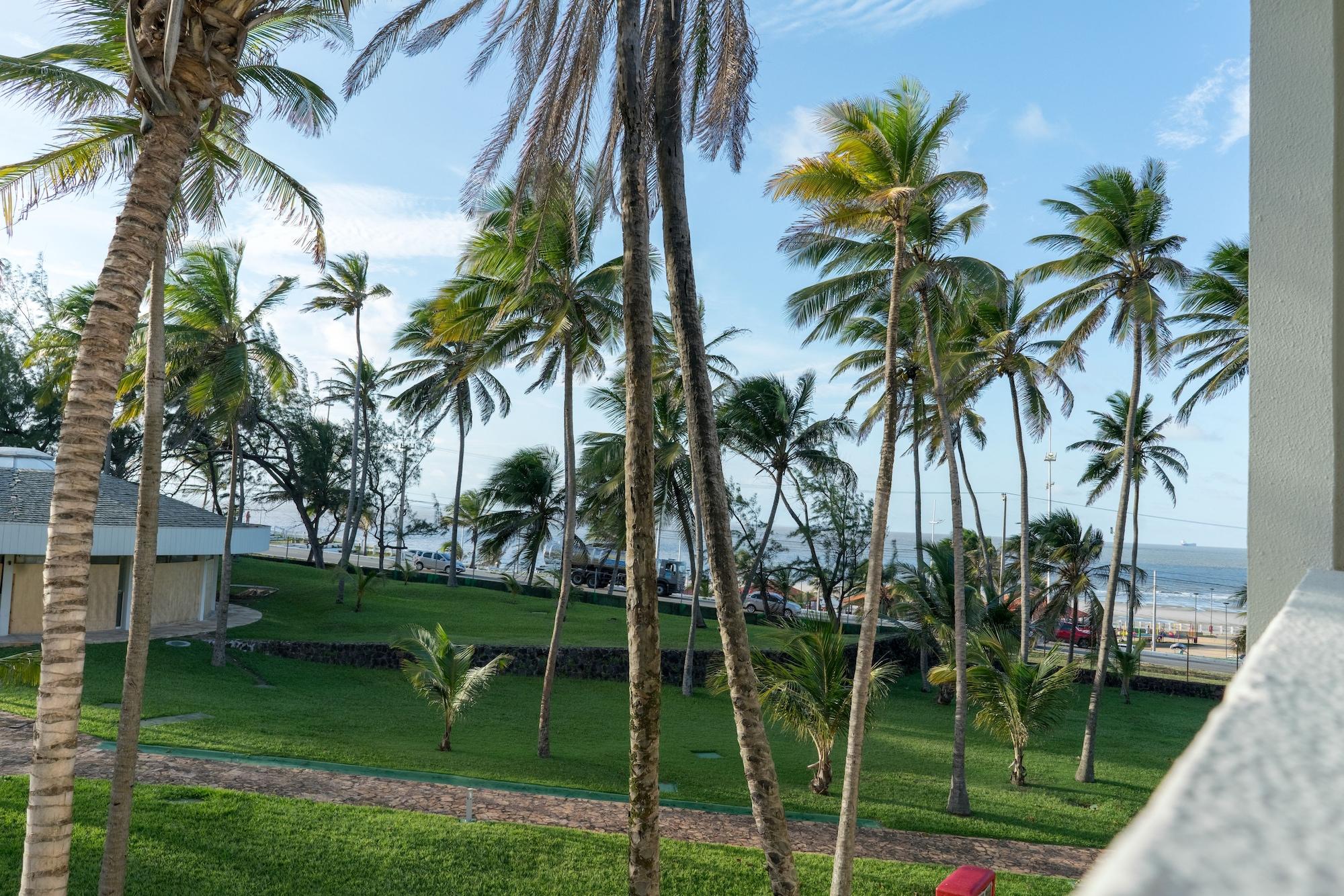 Отель Blue Tree Towers Sao Luis Экстерьер фото View of the beach from the hotel